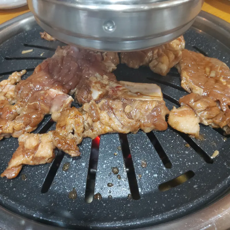 숯불에 구워 더욱 맛있는 돼지갈비