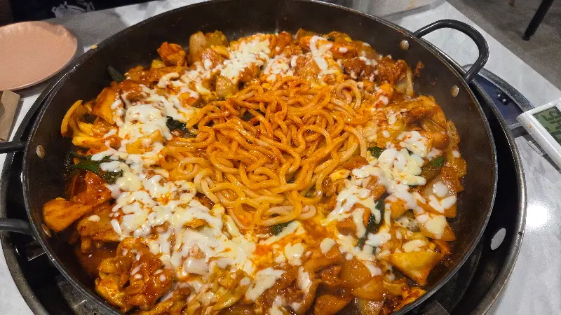 치즈와 쫄면사리의 조화