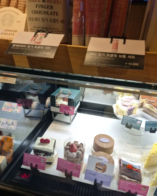 쇼케이스 안의 케이크