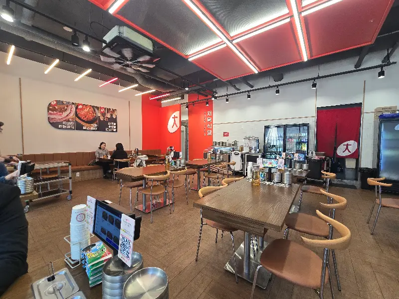 넓고 쾌적한 채육식당 내부