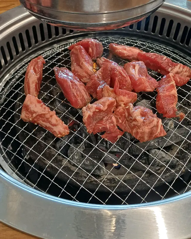 숯불 위에서 익어가는 소갈비살