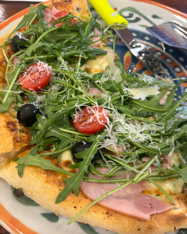 토핑이 가득한 피자