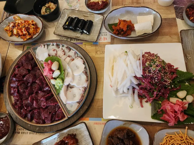 선홍빛의 뭉티기와 육사시미 반반 메뉴