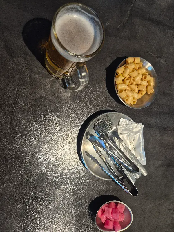 시원한 생맥주와 기본 안주