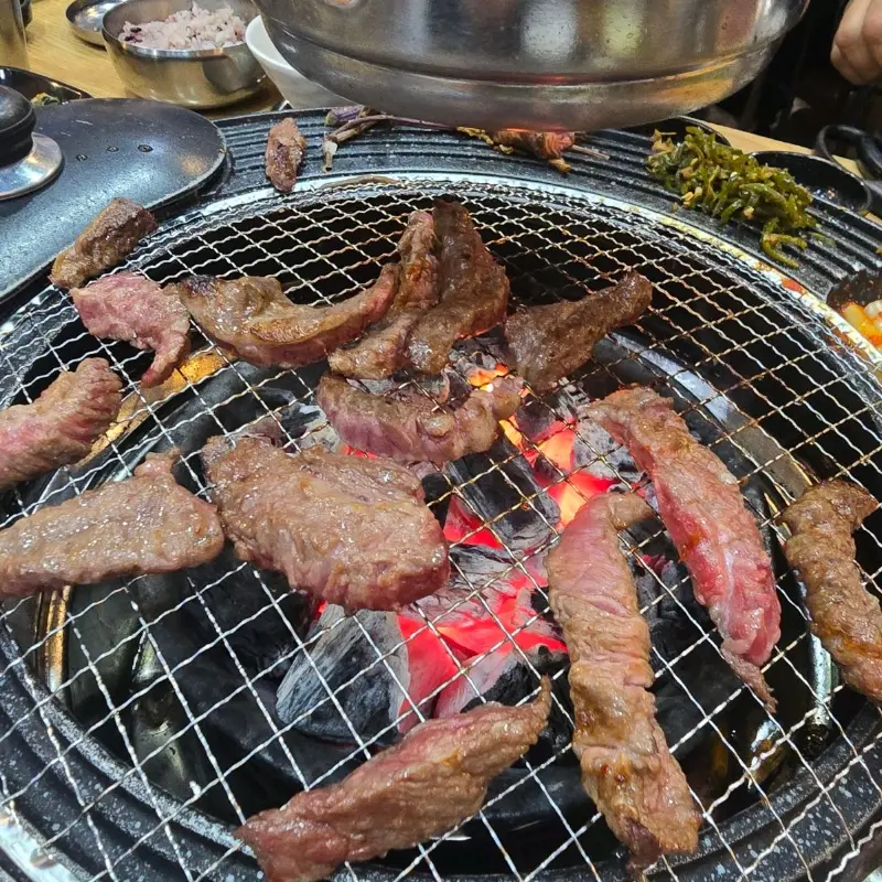 숯불 위에서 익어가는 소갈비살