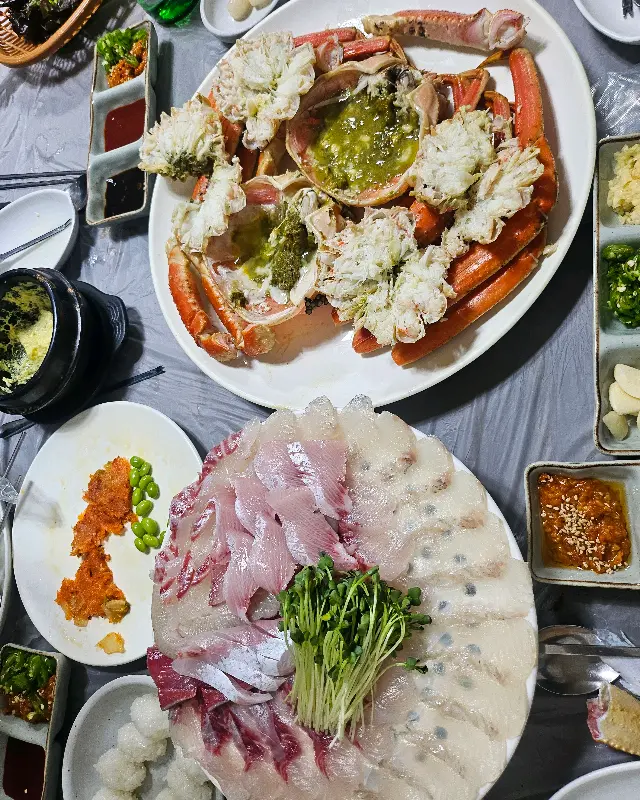킹크랩과 모듬회 한 상 차림