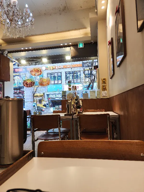 깔끔하고 아늑한 핵밥 산본점의 내부 모습
