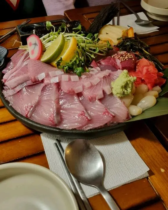 두툼하게 썰린 방어회