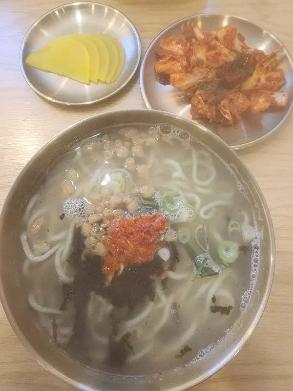 멸치 칼국수의 정갈한 모습