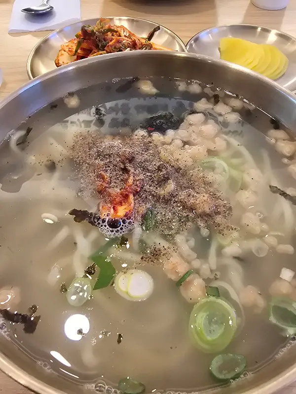 푸짐한 칼국수 한 그릇