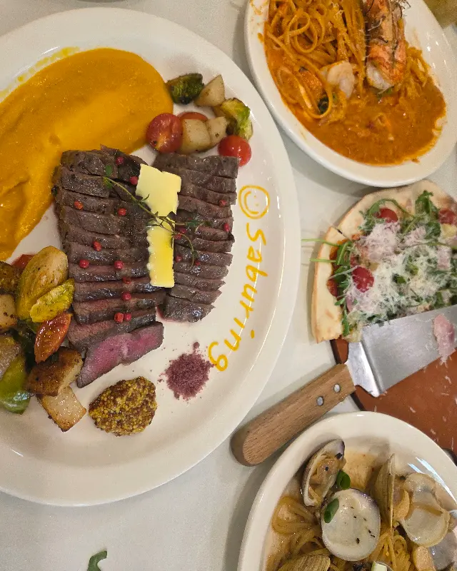 스테이크, 파스타, 피자 등 다양한 메뉴