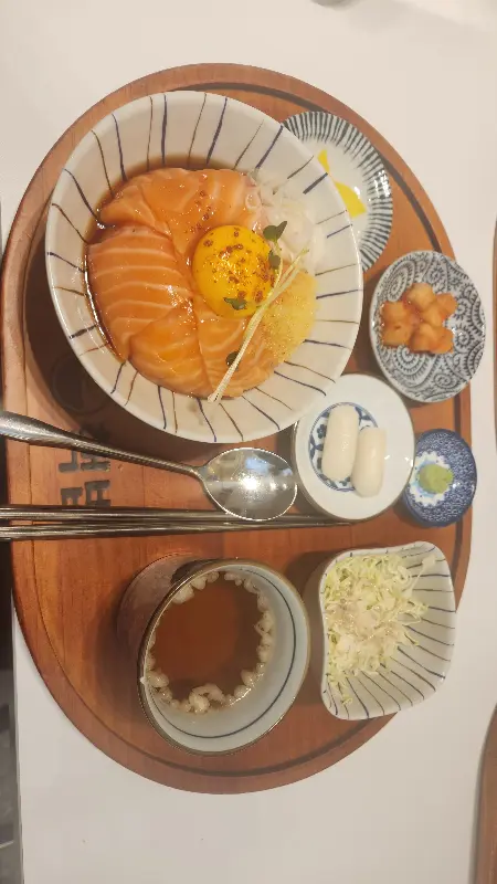 윤기가 자르르 흐르는 고기 듬뿍 덮밥의 비주얼