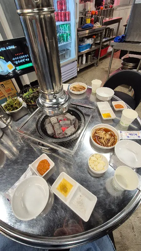 테이블 가득 차려진 남대포소갈비살