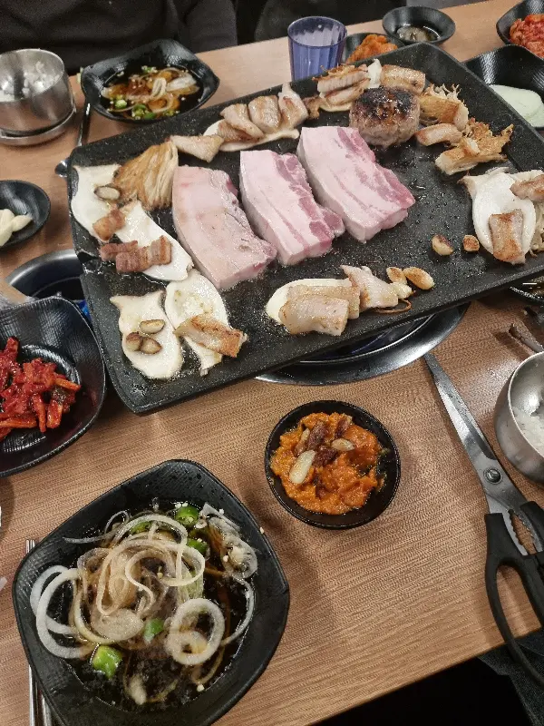 숯불 위에서 익어가는 오겹살