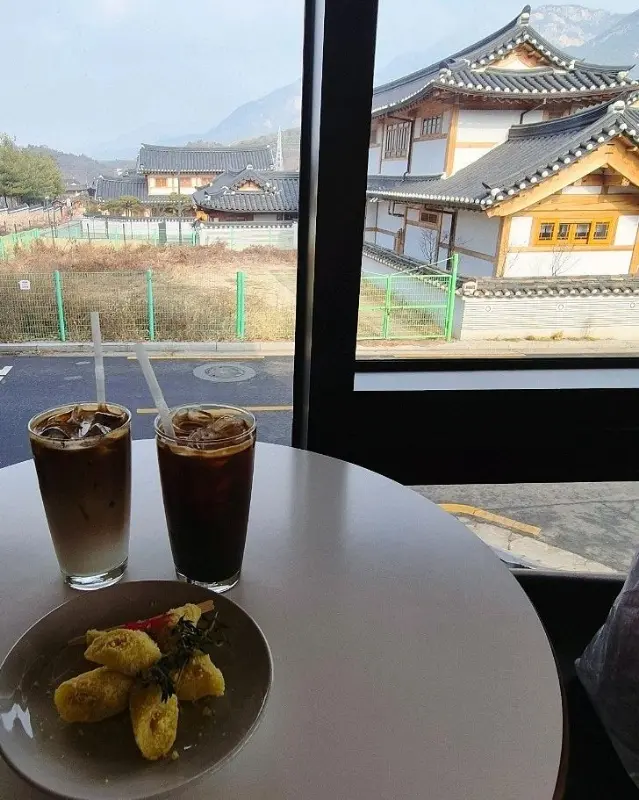 창밖으로 보이는 한옥 뷰