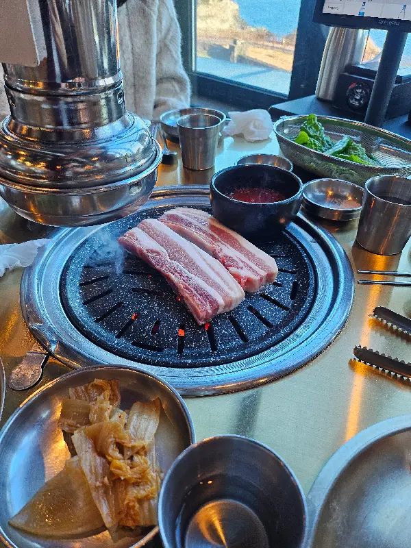 흑돼지와 함께 구워먹는 고사리, 김치, 콩나물