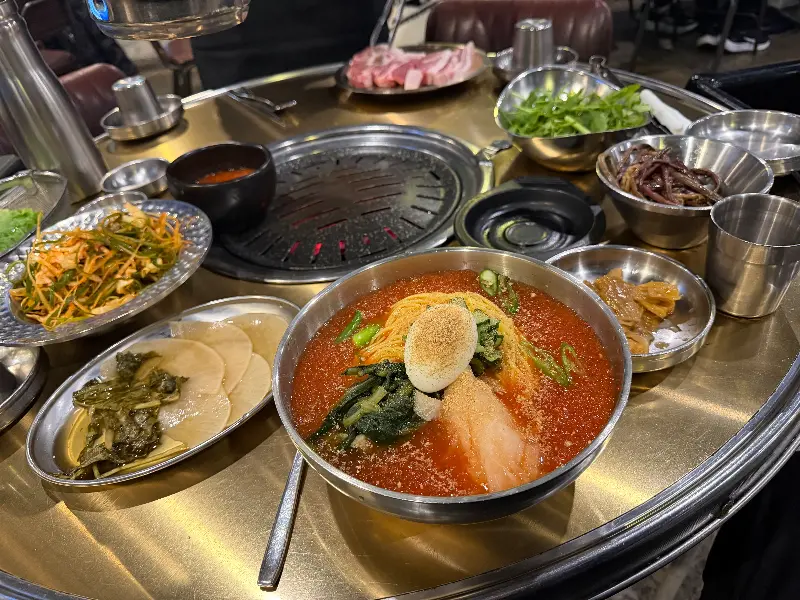 새콤달콤한 양념이 돋보이는 비빔열무국수