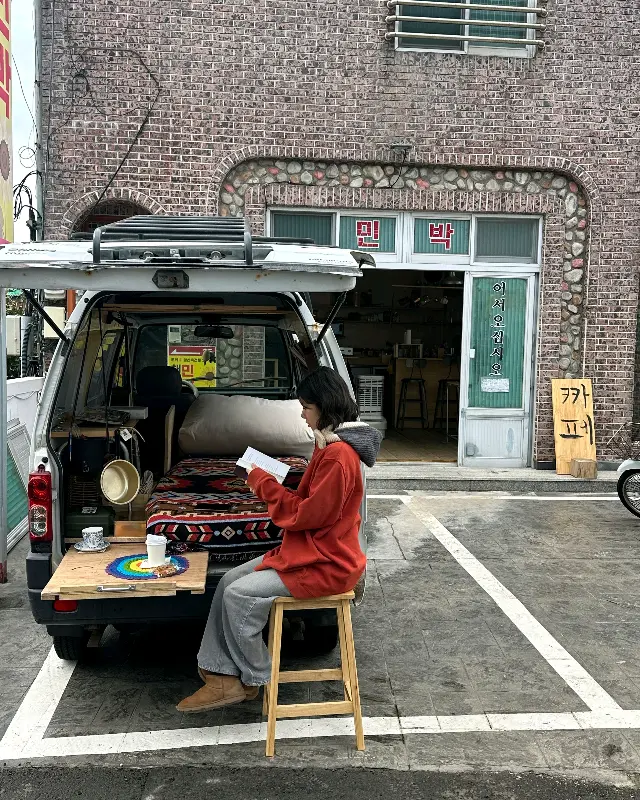 카페 앞에서 커피를 마시는 사람들의 모습