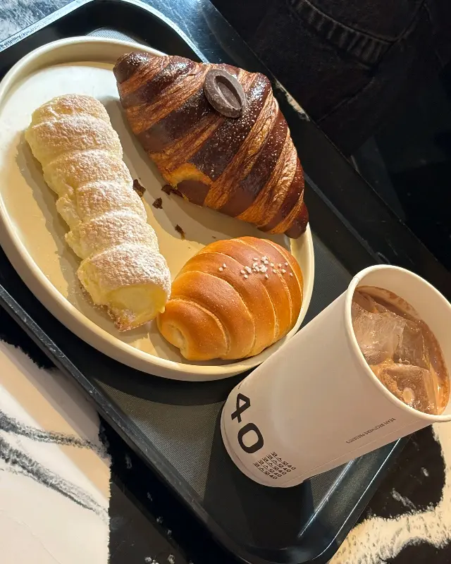 흑임자 라떼와 명란 소금빵