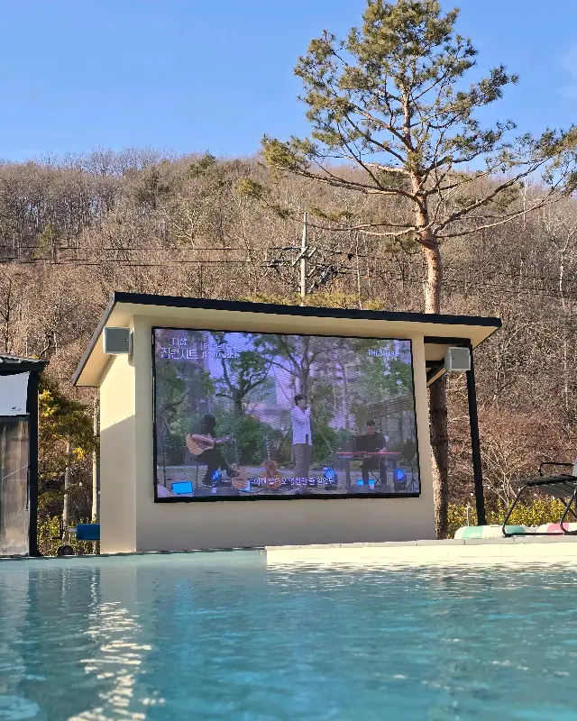 채온재의 야외 수영장과 대형 스크린