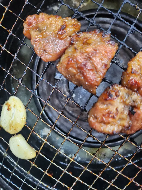 숯불 위에서 구워지는 돼지갈비