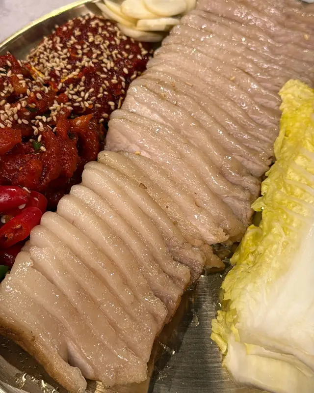 가브리살의 촉촉함과 김치 속의 매콤함이 환상적인 조화를 이룬다.