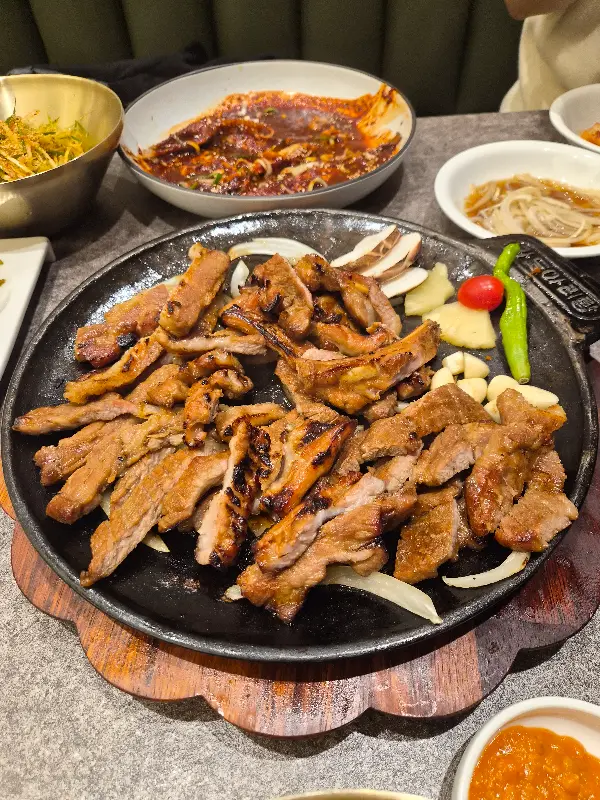 윤기가 흐르는 돼지갈비