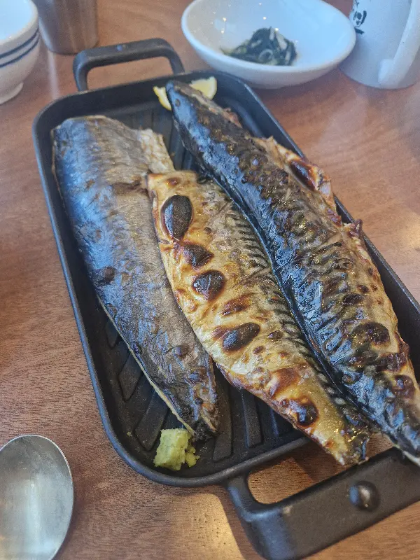 화덕에서 갓 구워져 나온 고등어구이