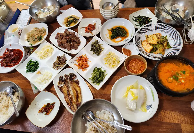 다채로운 반찬들