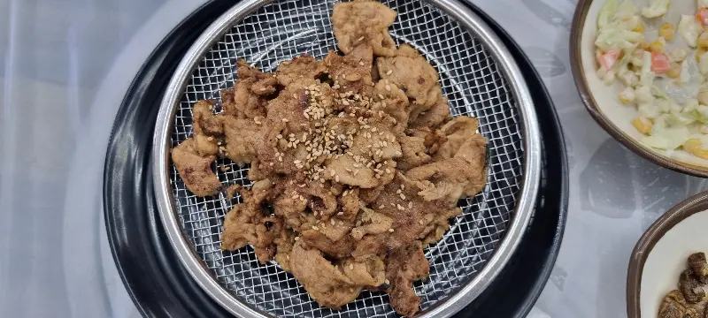 숯불 향이 은은하게 풍기는 불고기