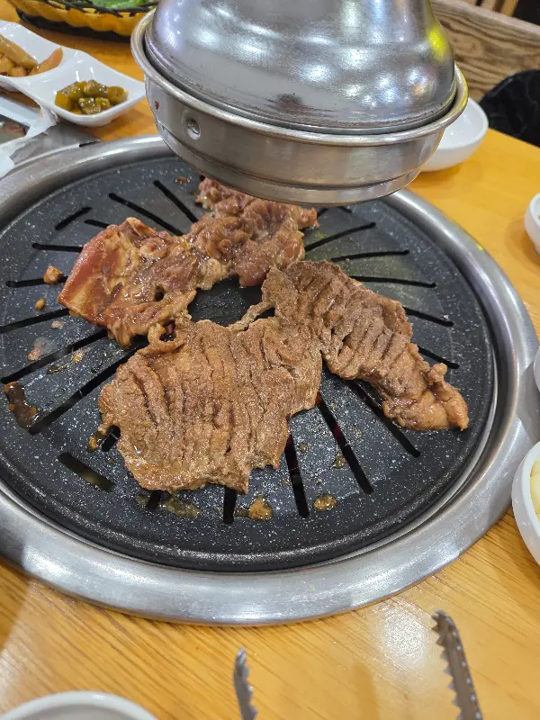 숯불 향이 은은하게 배어 더욱 깊은 맛을 느낄 수 있었던 돼지갈비