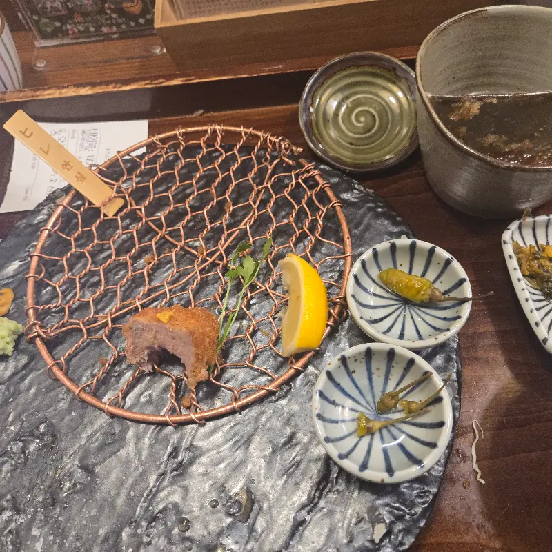 돈까스와 곁들여 먹을 수 있는 소스와 레몬