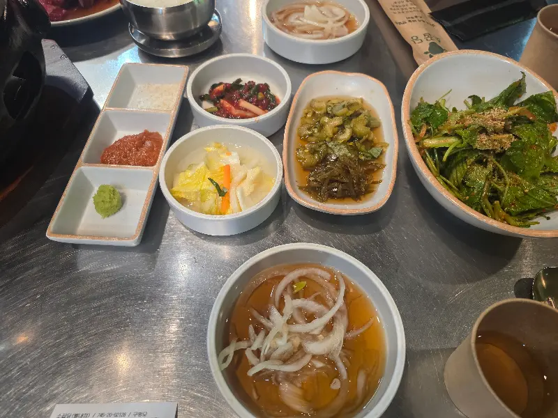 다채로운 밑반찬들