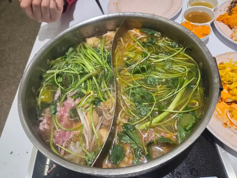 반반 육수가 담긴 샤브샤브 냄비