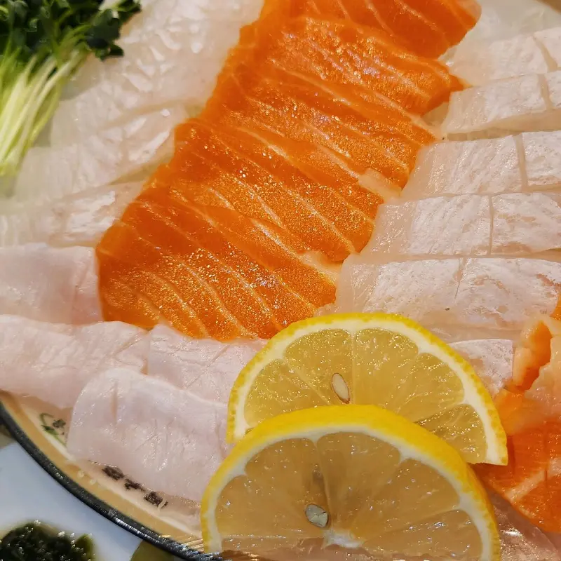 신선한 해산물이 가득 담긴 오마카세 한 상