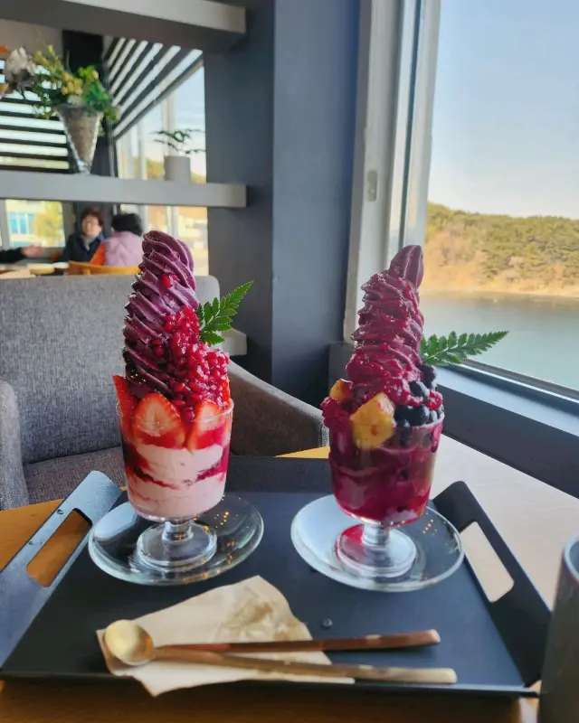 창밖 바다를 바라보며 스무디를 즐기는 모습