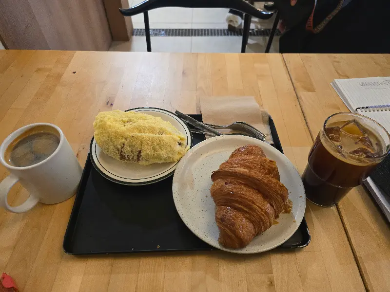 라떼, 카스테라 소금빵, 옥수수 치즈 바스크