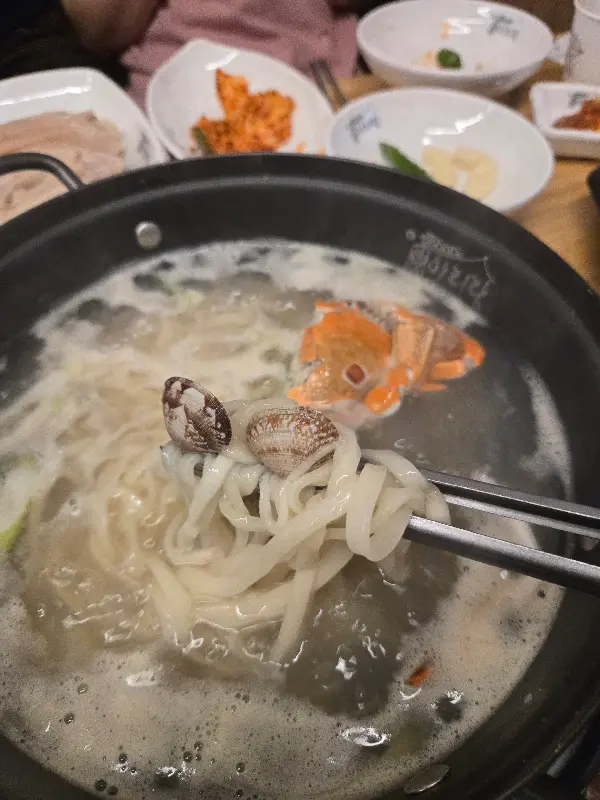 칼국수 면발을 들어올린 모습