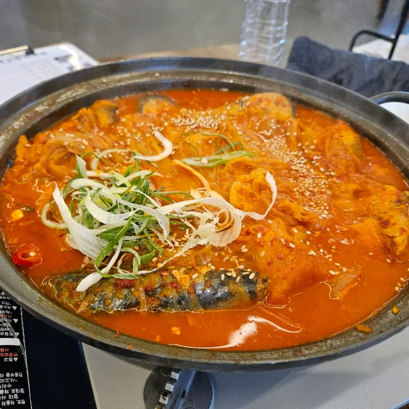 매콤한 양념이 돋보이는 고등어 조림