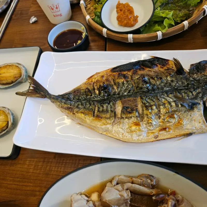 노릇하게 구워진 고등어 구이