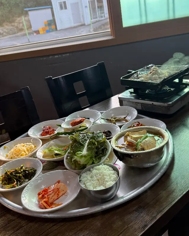 싱싱한 상추와 꽃게 된장찌개가 돋보이는 밥상