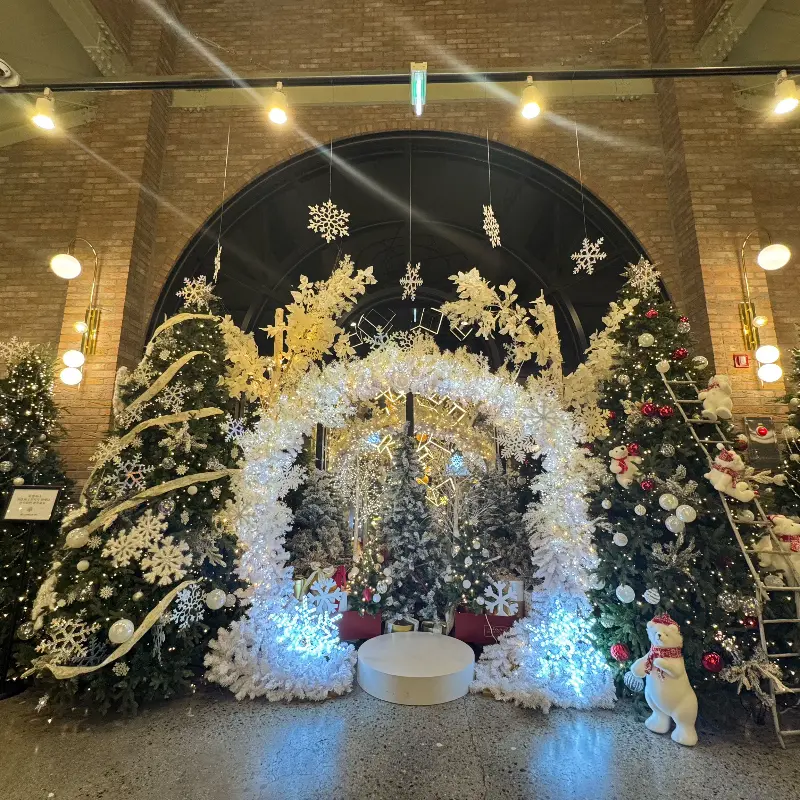 랜드마크195 내부의 겨울 테마 장식