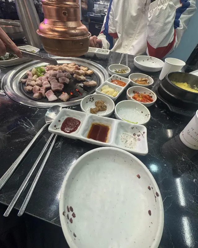 푸짐하게 차려진 테이블