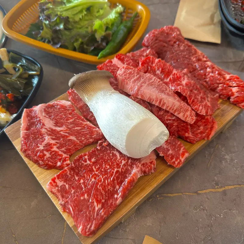 신선한 한우와 곁들임 반찬