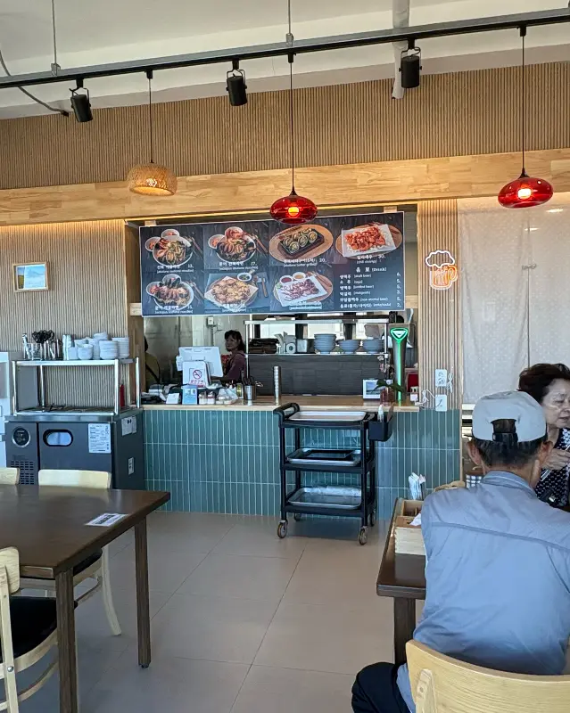 깔끔한 내부 인테리어와 메뉴판