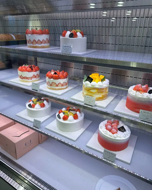 쇼케이스 안의 딸기 케이크