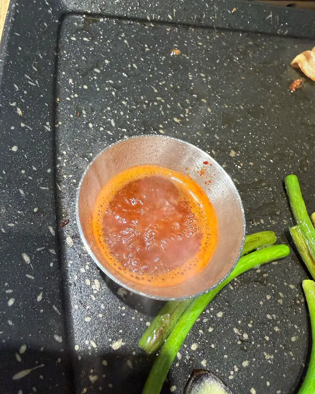 고소한 기름장에 찍어 먹는 삼겹살