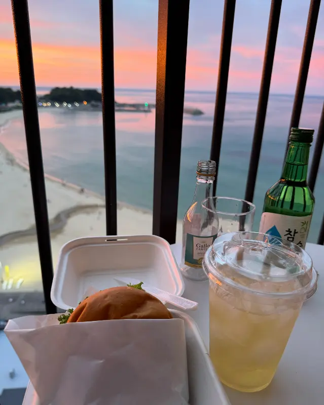 아름다운 양양 바다를 배경으로 즐기는 버거