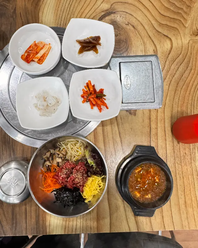 정갈하게 담긴 밑반찬들