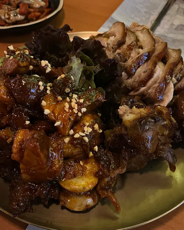 윤기가 흐르는 족발과 꽃처럼 펼쳐진 문어